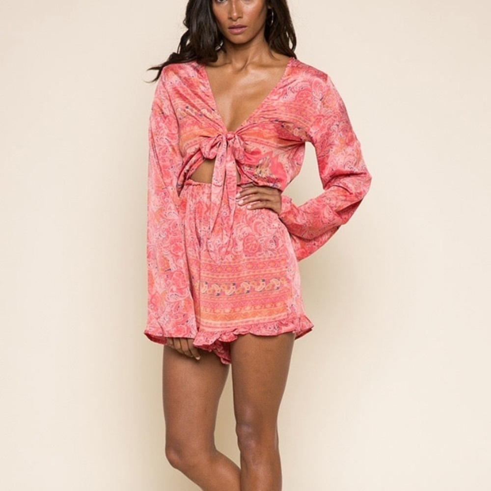 NWOT vici by Raga tie front romper size small in pink paisley print